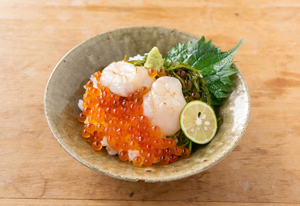 炙り帆立といくら丼｜気仙沼から無添加手作りお惣菜・海鮮をお取り寄せなら斉吉