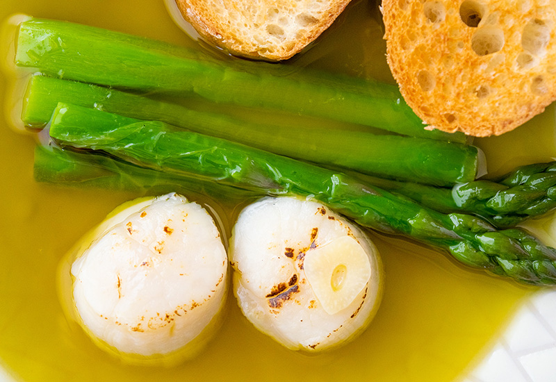 アスパラと炙り帆立のアヒージョ