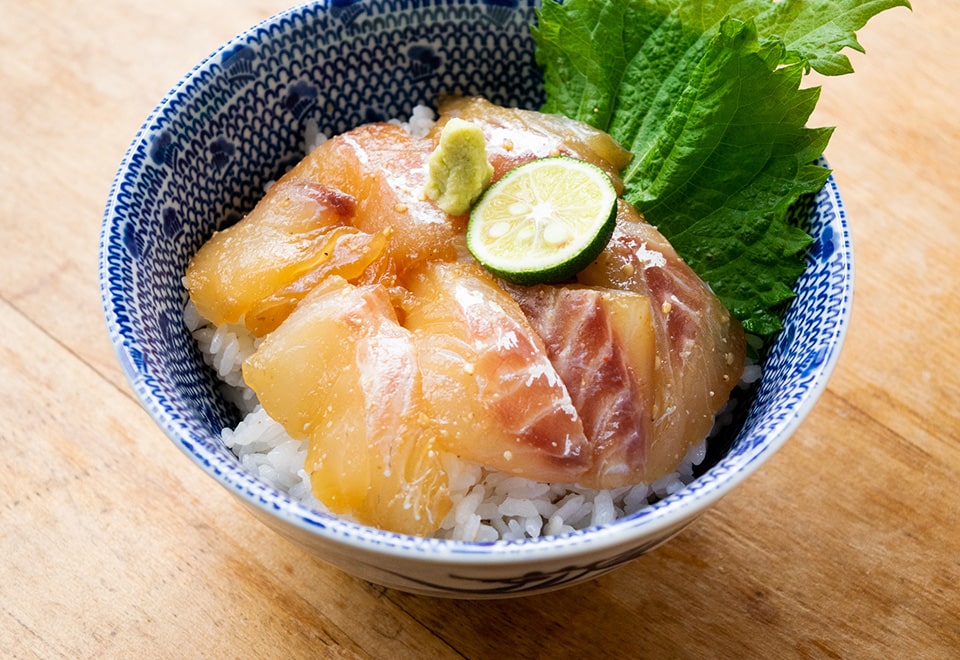 天然真鯛切り落とし胡麻漬け丼