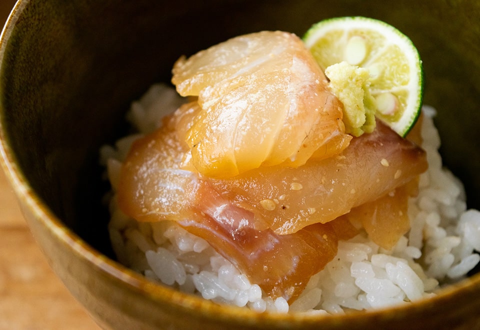 天然真鯛切り落とし胡麻漬け丼