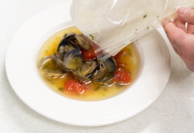 気仙沼産あさりとトマトオイル煮