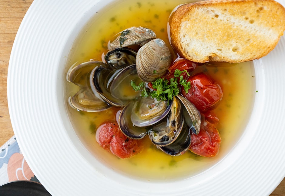 気仙沼産あさりとトマトオイル煮