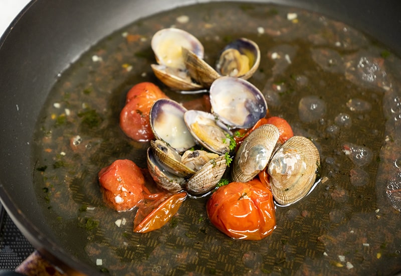 気仙沼産あさりとトマトオイル煮