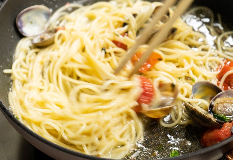 気仙沼産あさりとトマトオイル煮