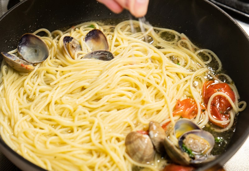 気仙沼産あさりとトマトオイル煮