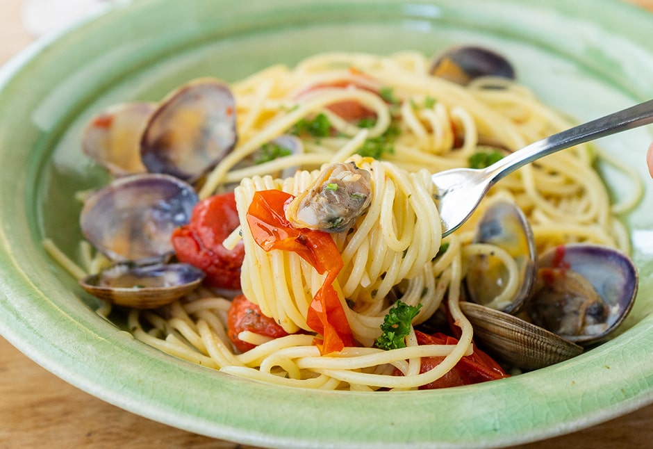 気仙沼産あさりとトマトオイル煮