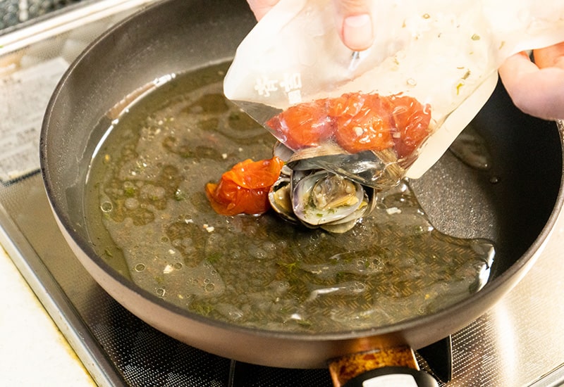 気仙沼産あさりとトマトオイル煮