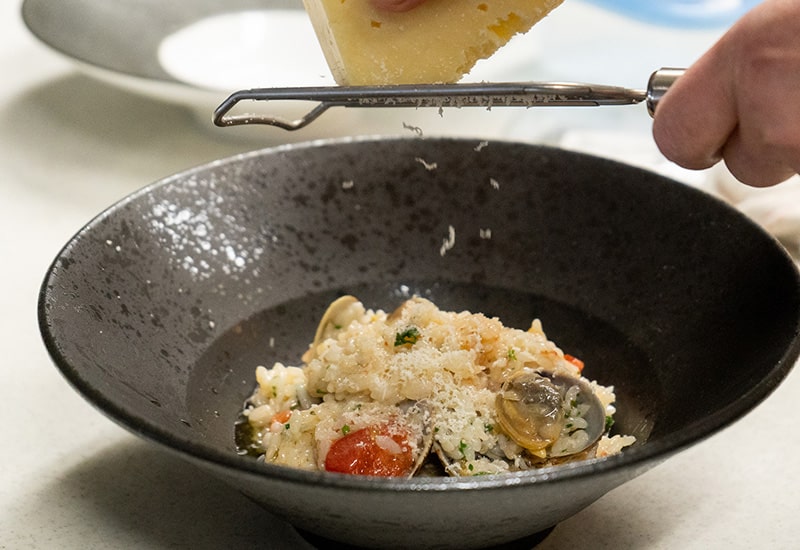 気仙沼産あさりとトマトオイル煮