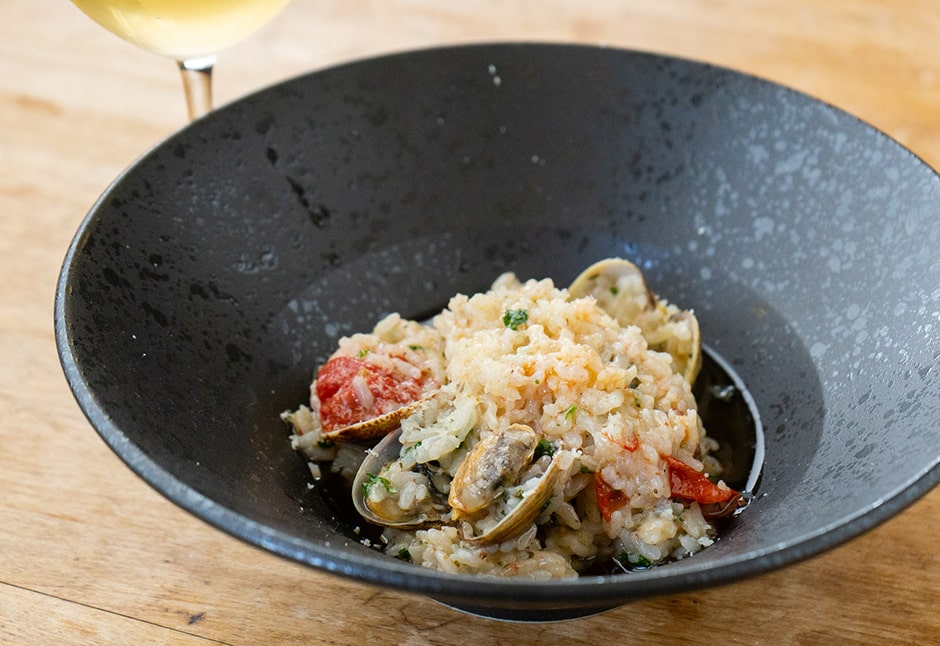 気仙沼産あさりとトマトオイル煮