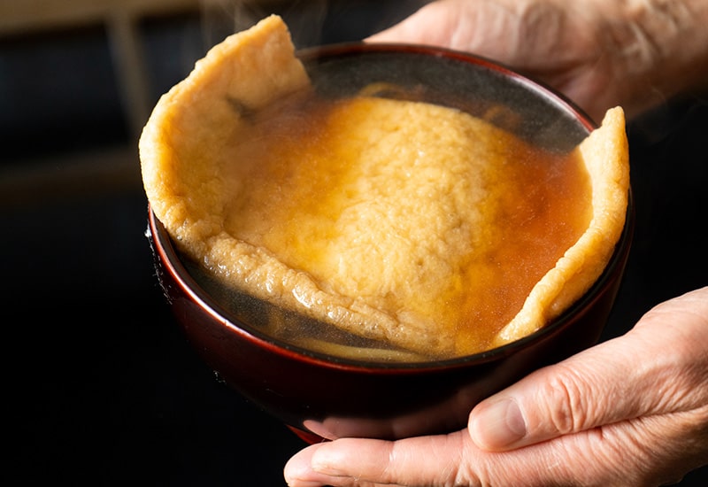 斉吉だしの大揚げきつねうどん