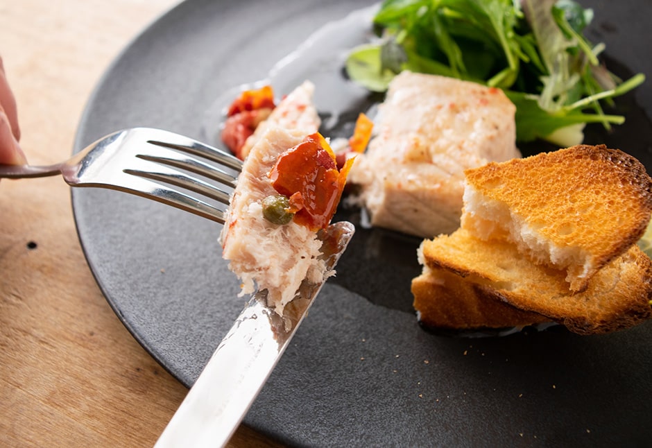 サラダまぐろ　トマト＆ケッパー