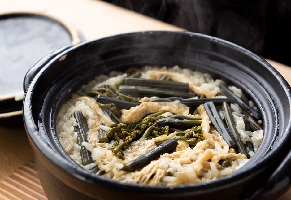 西和賀わらびと油揚げの炊き込みご飯