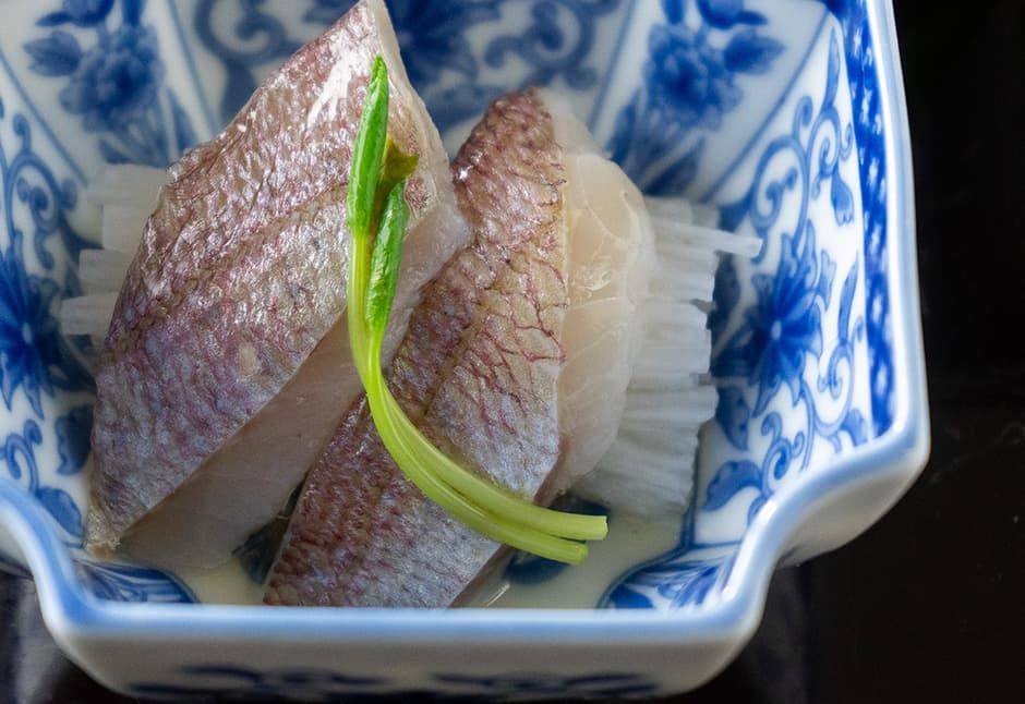 小鯛の酢〆　だし酢とあわせて