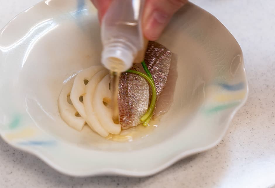 小鯛の酢〆　だし酢とあわせて