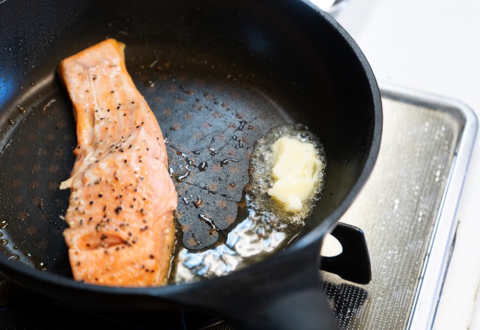 サーモンステーキ２切と斉吉海藻バター