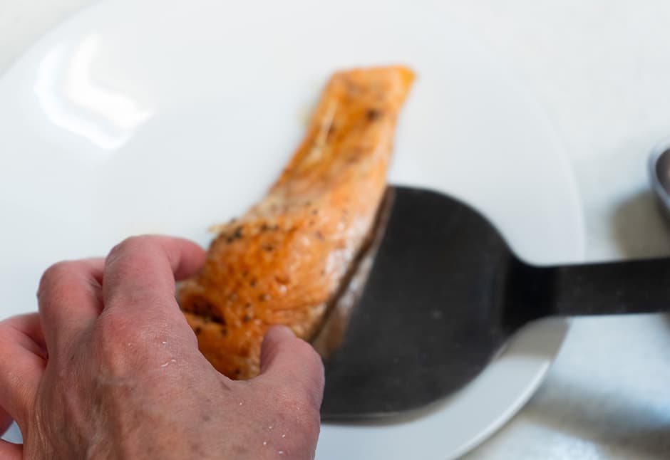 サーモンステーキ２切と斉吉海藻バター