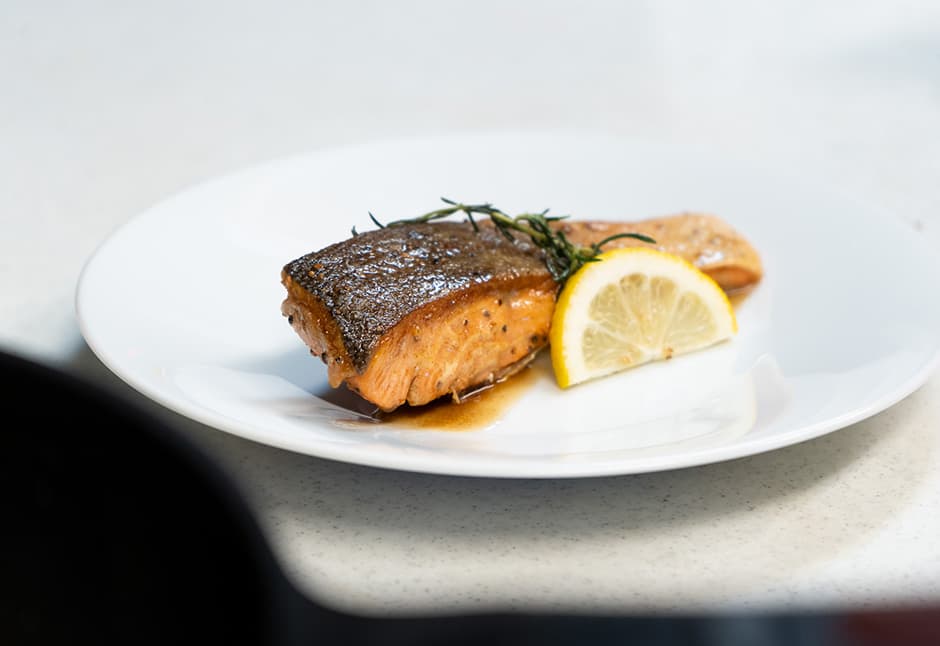 サーモンステーキ２切と斉吉海藻バター