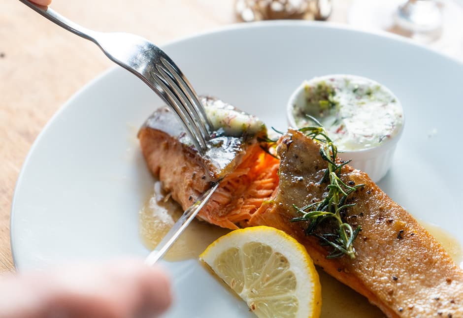 サーモンステーキ２切と斉吉海藻バター