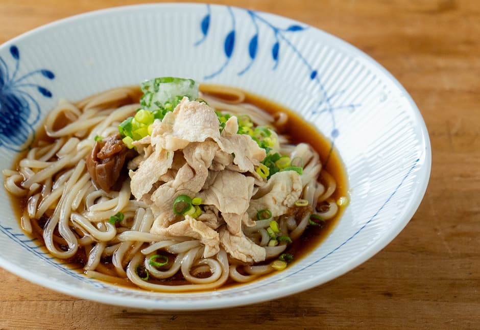 梅と豚しゃぶの冷やしうどん　さんま節の合わせだしで