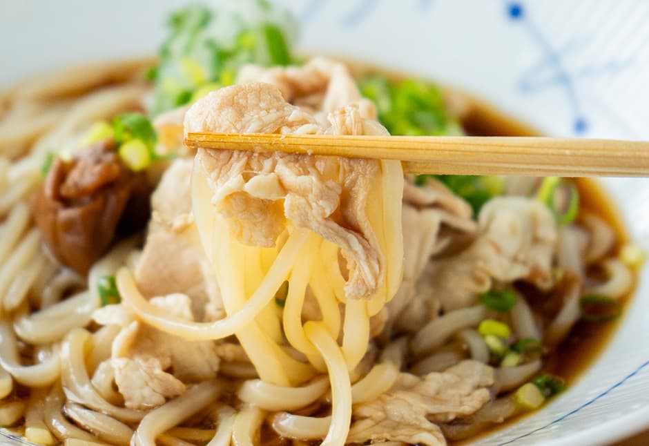 梅と豚しゃぶの冷やしうどん　さんま節の合わせだしで
