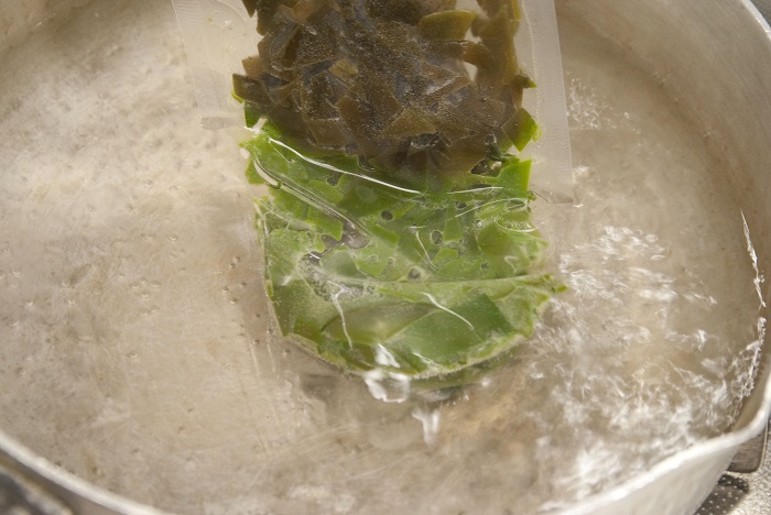 めかぶ丼茹でる